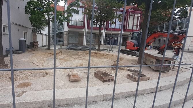 Der Metzinger Rathausplatz samt Spielplatz wird umgebaut und neugestaltet.  FOTO: PFISTERER