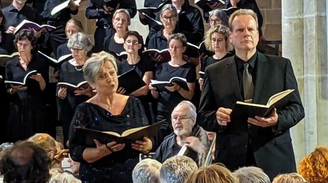 Die Vokalsolisten Sibylla Rubens und Andreas Weller mit Mitgliedern von Chor und Orchester bei der Aufführung in der Tübinger St