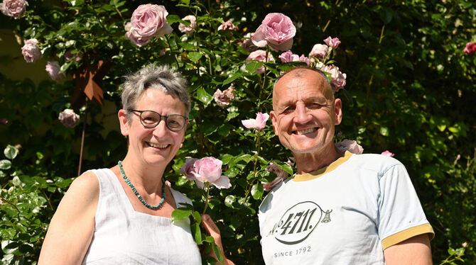 Petra Lorenz und Ulf Siebert von den Rosenfreunden Tübingen mit einer »Rose du Petit Prince« im Hintergrund.  FOTOS: PIETH