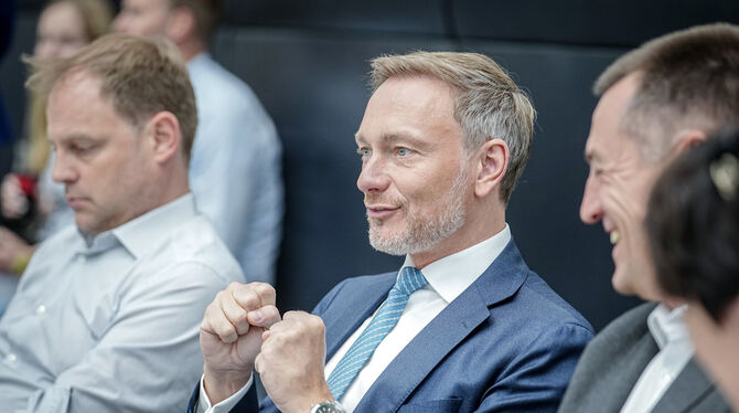 Christian Lindner (FDP) freut sich, dass er endlich einen Haushalt präsentieren kann.  FOTO: NIETFELD/DPA