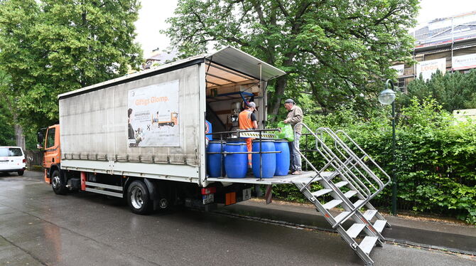 Das Schadstoffmobil ist ein Lastwagen. An einem durchschnittlichen Tag werden mehrere Hundert Kilogramm von Dingen wie alten Lac