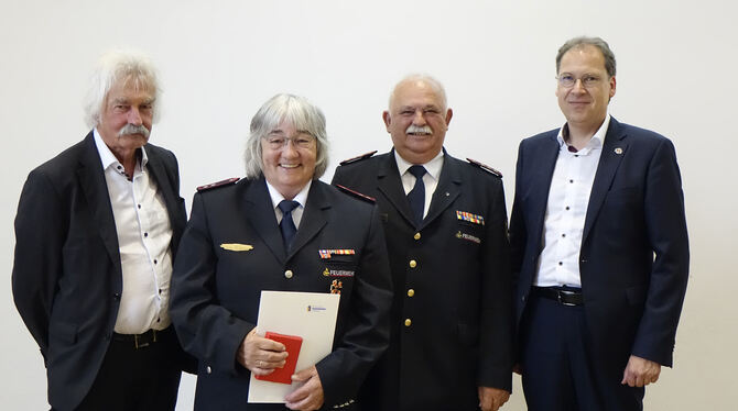 Oberbrandmeisterin Magdalena Störkle-Sauer ist zur Ehrenkommandantin ernannt und mit dem Deutschen Feuerwehrehrenkreuz in Gold