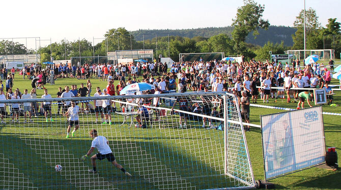 Die Bude war voll: Auf neun Tore schossen die Kicker beim Nachtelfmeterturnier des TSV Holzelfingen.  FOTO: LEIPPERT