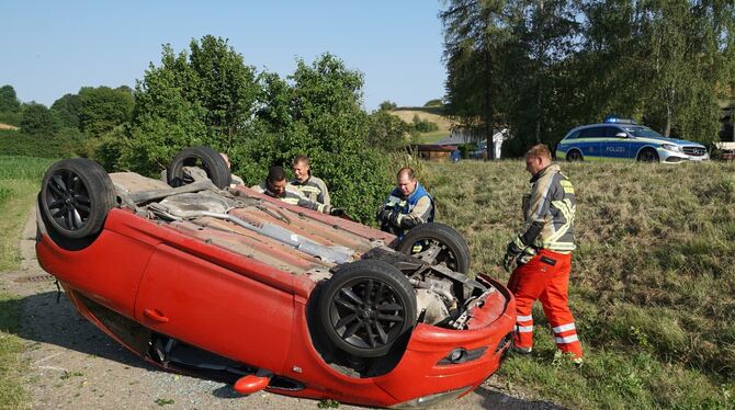 Der Corsa einer jungen Frau blieb nach dem Unfall auf dem Dach liegen.  FOTO: LENK