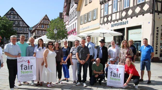 Gastronomen, Vertreter der Schäferlaufgruppen und die Stadt haben ein Festbündnis geschlossen mit dem Ziel »fair feiern«.  FOTO: