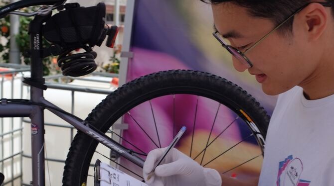 Bei einem kostenlosen Radcheck werden kleinere Mängel sofort vor Ort behoben.   FOTO: VEKOSI GMBH, AGENTUR FÜR VERKEHRSSICHERHEI