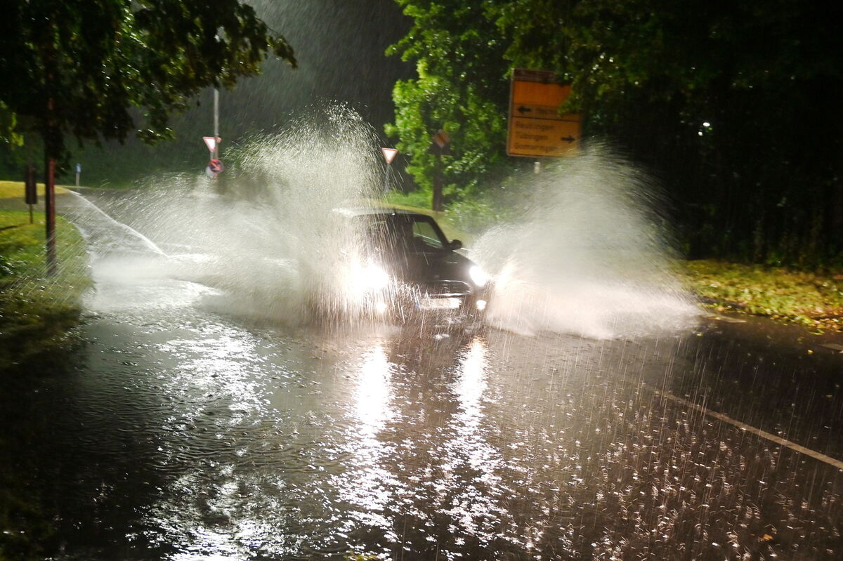 Das Gewitter am Dienstagabend hat durch Orkanböen und Starkregen den Verkehr in weiten Teilen der Region wie hier in Nehren behindert FOTO MEYER