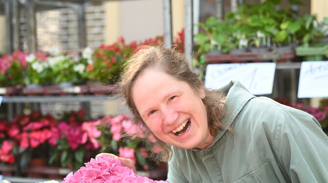 Schwester Amadea von den Dettinger Blumenmönchen ist an ihrem Wochenmarktstand von blühendem Leben umgeben: Hortensien haben jet