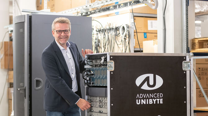 Sandro Walker, geschäftsführender Gesellschafter der Advanced Unibayte GmbH  in Metzingen,  führt ein mobiles Rechenzentrum vor.