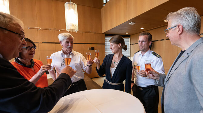 Wenn das kein Grund zum Anstoßen ist: Der neue Kommandant Stefan Hermann (Zweiter von rechts) zusammen mit OB Thomas Keck (von l