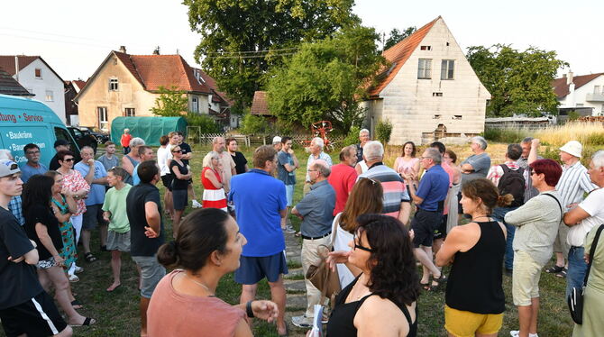 Diskussion um den Standort der Flüchtlingsunterkunft in Belsen. Der alte Kindergarten (hinten links), die Linden und rechts der