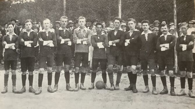Coole Truppe, flott gekleidet: Die SVO-Mannschaft von 1923 mit Wilhelm Nerz, Wilhelm Kemmler, Julius Hack, Gustav Maier, Gastspi