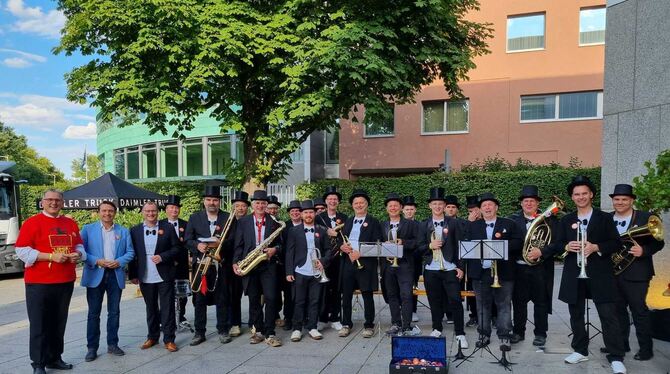 Michael Donth (MdB, von links), Manuel Hailfinger (MdL), Engstingens Bürgermeister Mario Storz und die Lombakabell Großengstinge