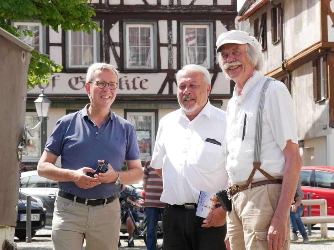 Kulturreferent Thomas Braun (links) und Kantor Armin Schidel haben den Kontakt zu Peter Lenk hergestellt.