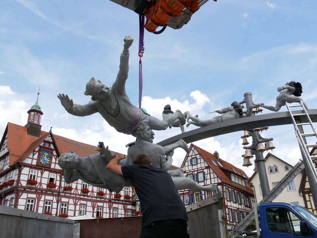 Alles rennet, rettet, flüchtet, stolpert oder wird zu Fall gebracht beim Schäferlauf-Denkmal. Im Hintergrund das Rathaus.