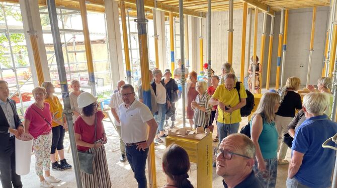 Schon jetzt gut besucht: Pfullingens im Werden begriffenes Kulturhaus. Im Veranstaltungssaal mit großer Glastürfront zum Kloster