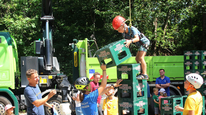 Das Kistenstapeln war bei den jungen Besuchern die Attraktion beim Fest anlässlich des 70-jährigen Bestehens der Pfullinger Berg