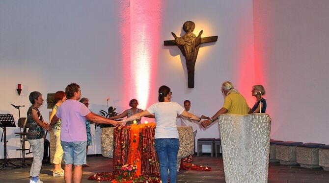 Medititative Tänze probierten die Besucher der Nacht der offenen Kirchen in St. Wolfgang aus. In der Martinskirche konnten sich