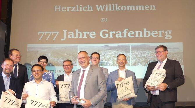 Bürgermeister Volker Brodbeck (Vierter von rechts) begrüßte Ehrengäste und den Kreisarchivar Marco Birn (Dritter von rechts) zum