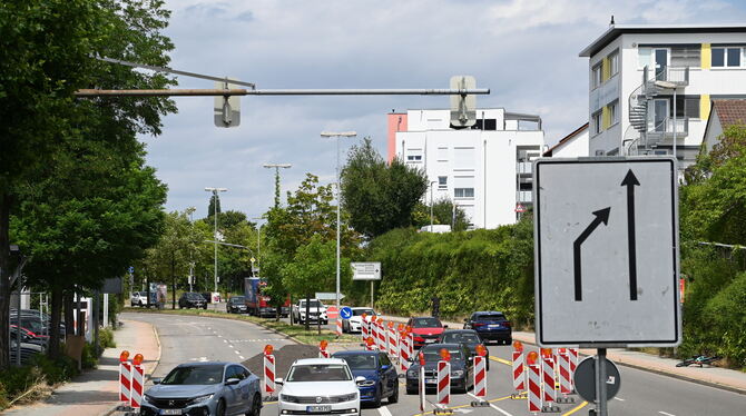 Der Blick über die Rommelsbacher Straße hoch in Richtung Tunnel zeigt, dass die zwei Spuren ortseinwärts aktuell wegen der Baust