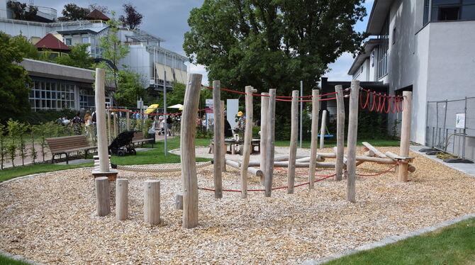 Ein Bewegungsparcours ist Teil des neuen Spielplatzes an der Kinderklinik. FOTO: WALDERICH