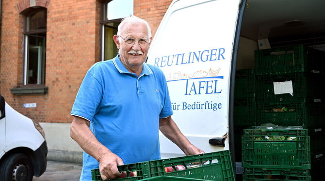 Der ehrenamtliche Helfer Rolf Baisch von der Reutlinger Tafel beim Verladen gespendeter Lebensmittel: Dank der Oststadtaktion ha