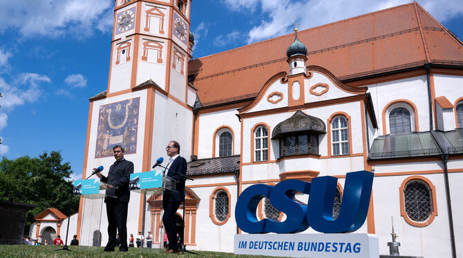 CSU-Spitzenpersonal in Bayern: Alexander Dobrindt (rechts) und Markus Söder (CSU) vor Kloster Andechs.  FOTO: HOPPE/DPA