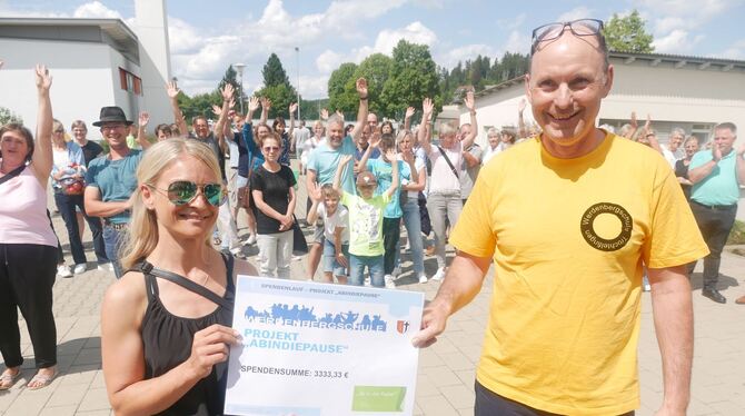 Den Scheck in Höhe von 3.333,33 Euro, die bei einem Spendenlauf zusammengekommen waren, nahm Simone Werner vom Projekt "Ab in di