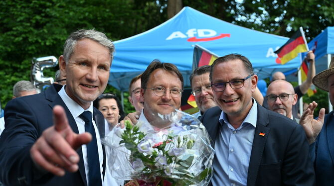 Nach seiner Wahl in Sonneberg wurde der erste AfD-Landrat Robert Sesselmann (Mitte) auch von AfD-Landeschef Björn Höcke (links)