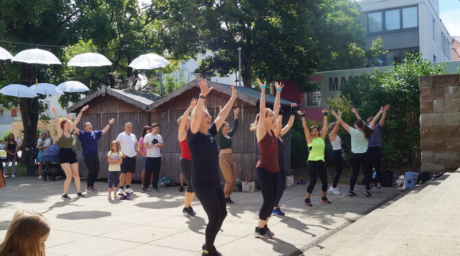 Zumba-Mitmach-Spaß auf dem Matthias-Erzberger-Platz.  ARCHIVBILD: WURSTER