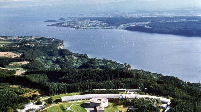 Blick auf die Aufbereitungsanlagen der Bodensee-Wasserversorgung (BWV) auf dem Sipplinger Berg.  FOTO: DPA