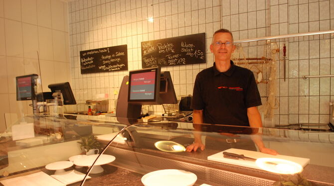 Leere Auslagen: Metzgermeister, Betriebswirt und Stadtrat Robert Schmid hinter der Theke seiner Filiale im Neugreuth.  FOTOS: PF