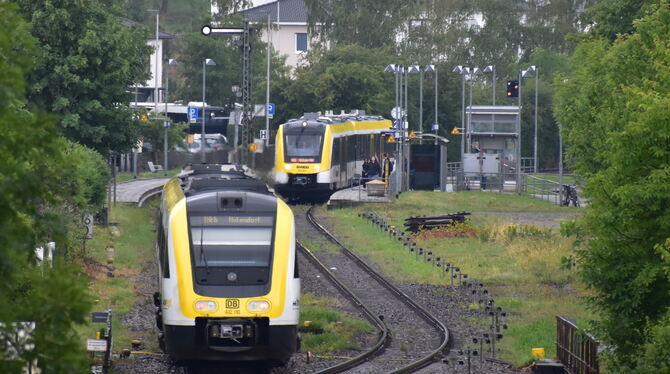 Noch ist der Mössinger Bahnhof zweigleisig. Aber in zehn Jahren sollen vier Schienenstränge parallel verlaufen.  FOTO: MEYER