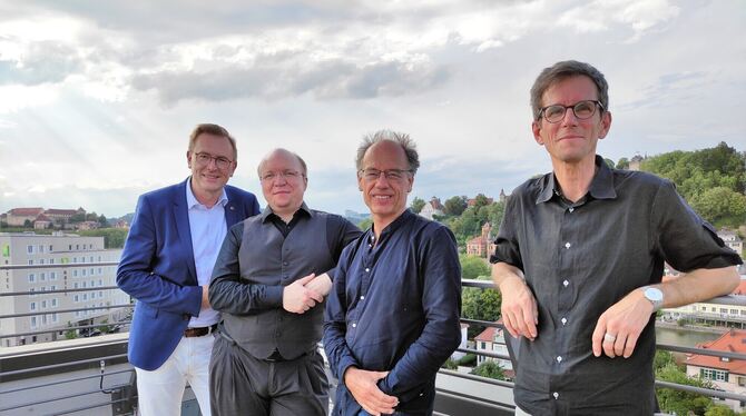 Bei der Programmvorstellung posieren auf der Dachterrasse der Tübinger Westspitze (von links) Kuratoriumsmitglied Johannes Freye