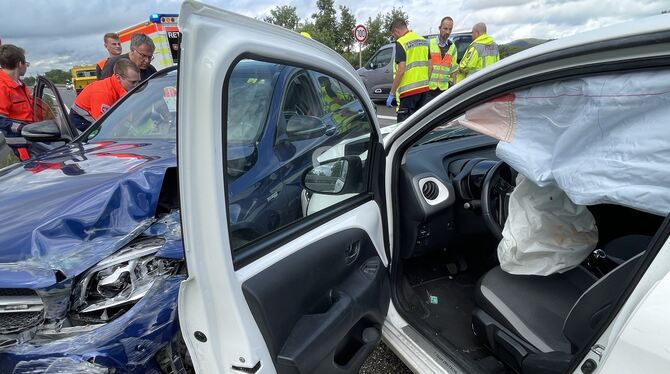 Schwerer Unfall auf der B28 bei Metzingen.