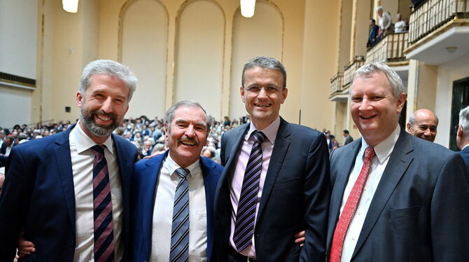 Viele waren zum Feiern in die Neue Aula der Uni gekommen (von links): OB Boris Palmer, Michael Bamberg, sein Nachfolger Jens Mas