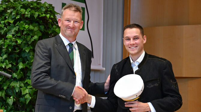 Bürgermeister  Alexander Schweizer reicht die Kapitänsmütze, die er einst bei seinem Amtsantritt bekam, zum Abschied an seinen N