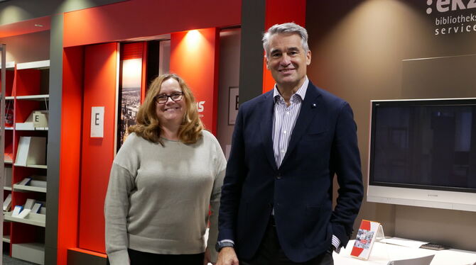 Geschäftsführer Jörg Meyer und die Bibliothekarische Direktorin Lisa Pohl von der Ekz-Bibliotheksservice GmbH in Reutlingen. FOT