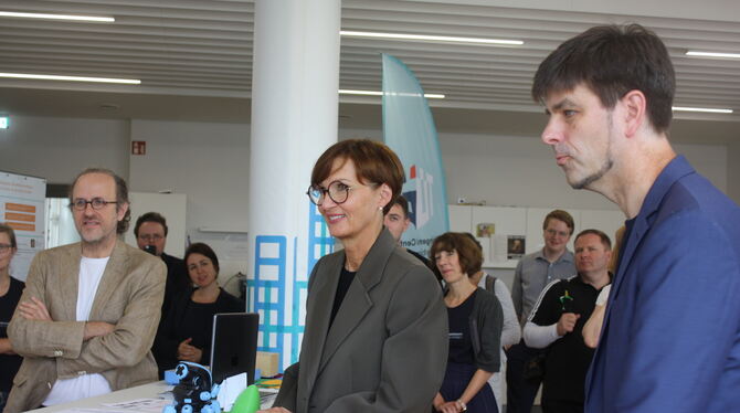 Bundesministerin Bettina Stark-Watzinger, hier eingerahmt von Bernhard Schölkopf und Mathias Bethge, besuchte gestern das Tübine