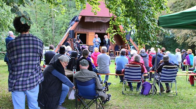 Rund 80 Gäste genossen beim Joffel-Festival Musik, Kunstinstallationen und die besondere Atmosphäre in der Natur.  FOTOS: BÖHM