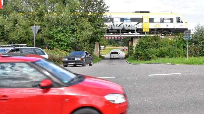 Engstelle Ernwiesenstadion: Die Bahnbrücke wird erneuert und verbreitert. FOTO: MEYER