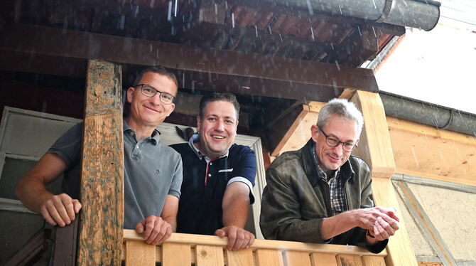 Wieland Orion, Sebastian Thiel und Roland Deigendesch auf dem teilsanierten Treppenaufgang der Spreuerhofstraße 9: