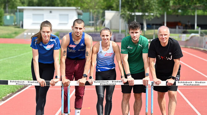 Die Pliezhäuser 400-Meter-Hürden-Trainingsgruppe: (von links) Lotta Mage, Constantin Preis, Melanie Böhm, Timo Koch, Trainer Seb