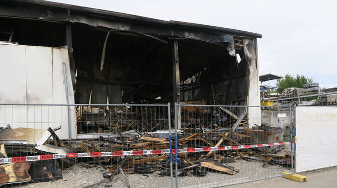 In der Halle des Bauunternehmens Steinhart hat es am Samstag gebrannt. Dabei ist ein Schaden von zwei Millionen Euro entstanden.