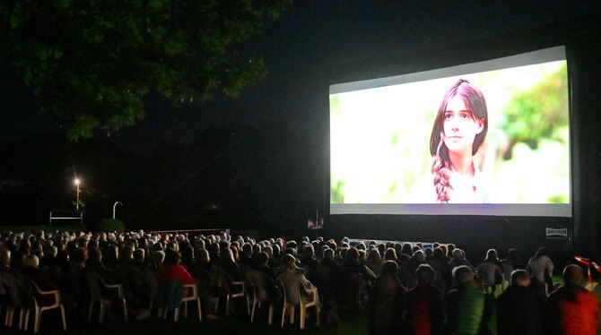 An den ersten beiden von drei Tagen kamen rund 800 Besucher zum Open-Air-Kino ins Mössinger Freibad.