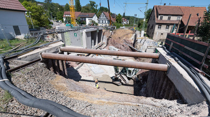 Noch klafft die Lücke: In Wannweil wird der Einschub der neue Eisenbahnbrücke in die Bahnstrecke Stuttgart−Tübingen vorbereitet.