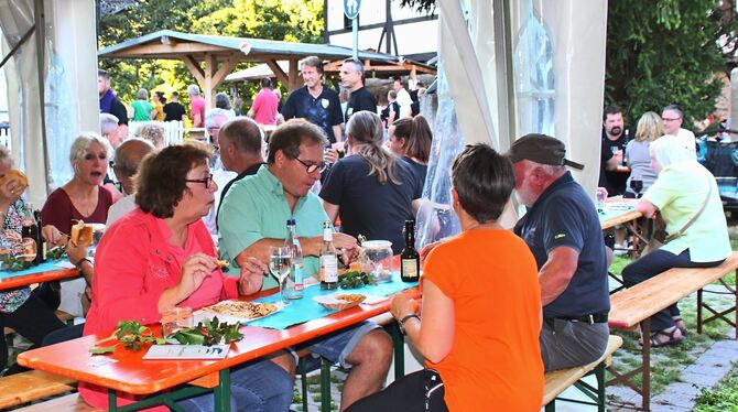 Gut genießen und ein Schwätzle halten konnte man beim Pfullinger Weinfest.