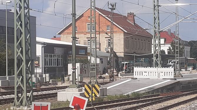 Die Modernisierung des Bahnsteigs am Gleis 1 in Metzingen (hinten) dauert gut vier Wochen länger als geplant, bis mindestens End