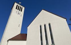 Die Eninger Andreaskirche mit goldenem Gockel auf dem Kirchturm:  Für umweltgerechtes Handeln wurde die Kirchengemeinde nun mit 