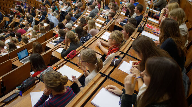 Weil die Zinsen beim KfW-Studienkredit sprunghaft ansteigen, geraten einige Studenten gerade in finanzielle Nöte.